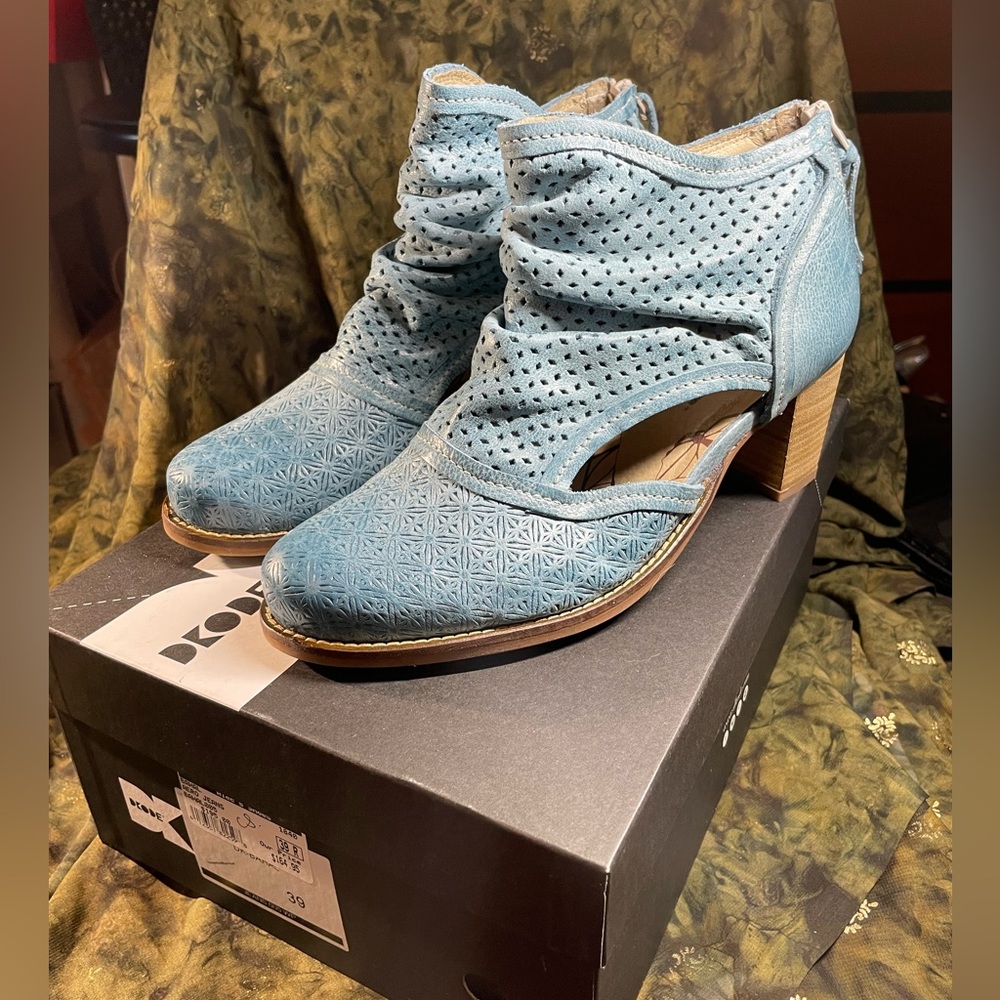 Dcode heels size 8 paid $165 in original box see all images